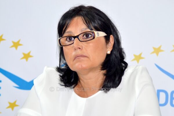 Gard ilegal construit de familia deputatei Cătăniciu. Acum, soțul mare boss pe la Hidroelectrica, trebuie sa se apuce de demolat gardul