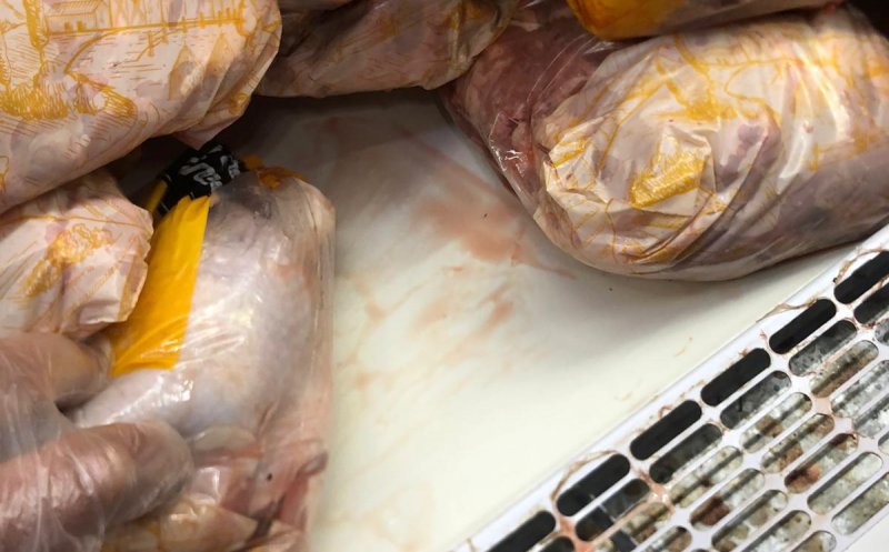 Marfă expirată, mizerie și produse cu ingrediente interzise, găsite în urma unor controale a inspectorilor ANPC Cluj