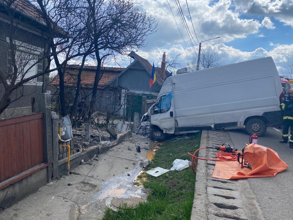 ACCIDENT MORTAL la Cluj.O dubă s-a izbit puternic de gardul unei case din Răscruci