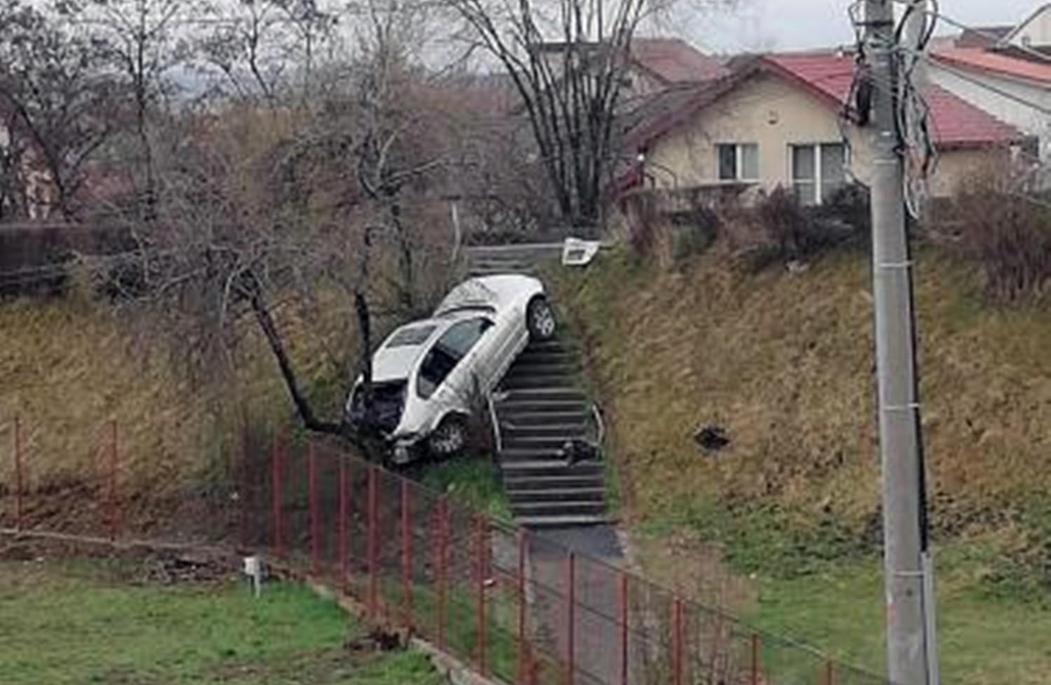 Derapajul anului în Cluj Napoca. Puteau fi oameni pe acel trotuar. Nu ar fi avut nicio șansă