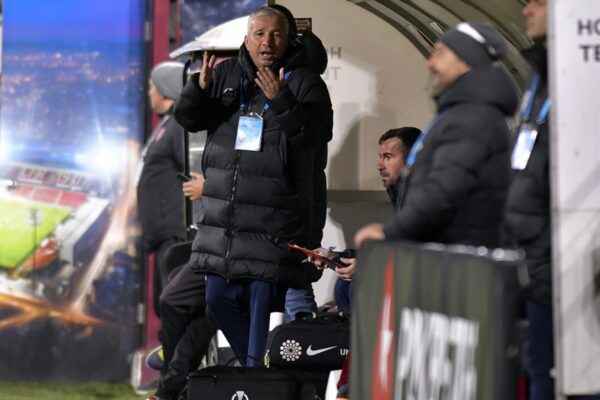 Dan Petrescu a făcut o criză de nervi la meciul cu FCSB. A vorbit despre un cartonaș roșu la o fază inventată