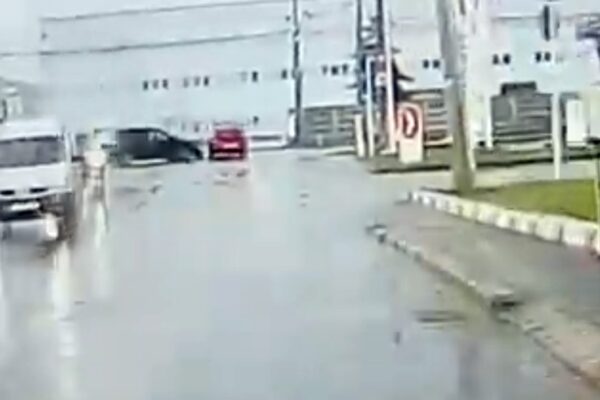Accident de circulație în sensul giratoriu de la Terapia. Cine are dreptate până la urmă? Mulți clujeni habar nu au de regulile de circulație dar au permis
