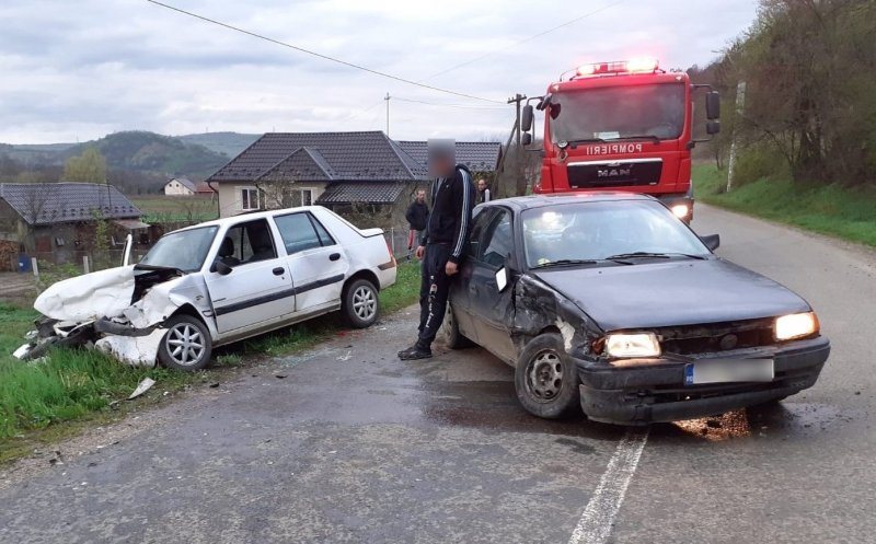 ACCIDENT între două mașini la Cluj. O femeie a fost rănită în urma impactului