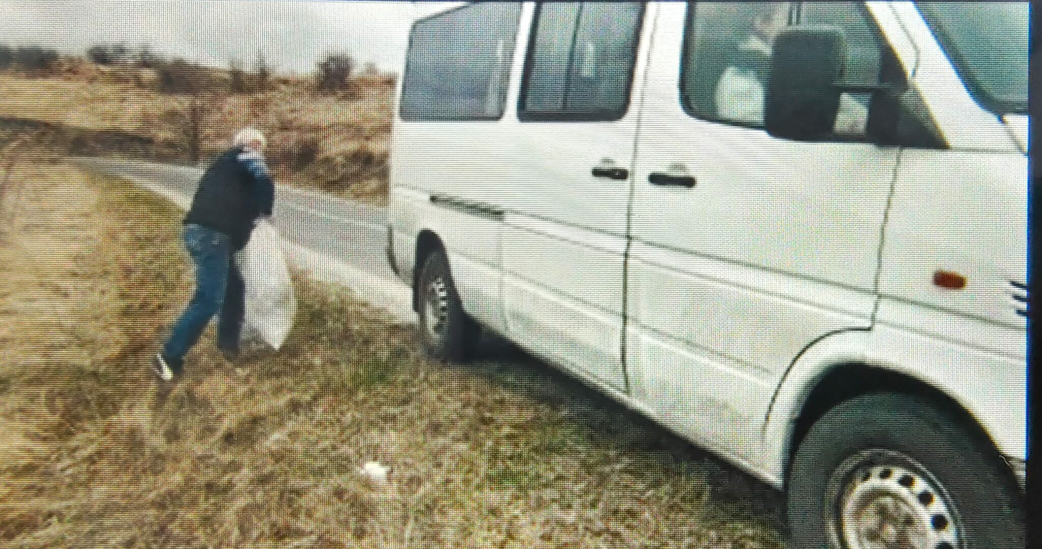 Bărbat „ars” la buzunar după ce a fost prins aruncând un sac de gunoi pe marginea drumului