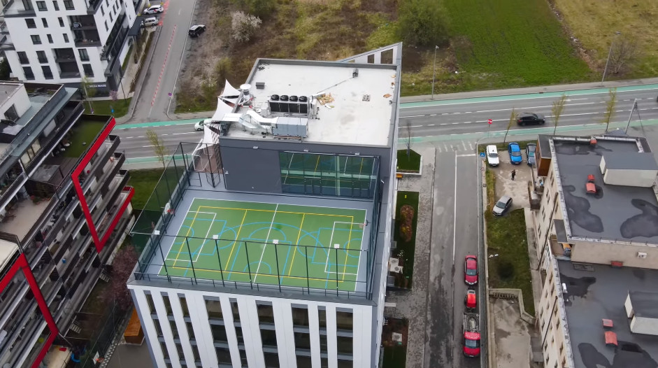 INEDIT la Cluj. Un bloc din cartierul Bună Ziua are un teren de fotbal pe acoperiș. Cum se vede din dronă