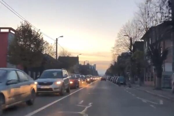 Au fost instituite noi reguli de circulație pe strada Brâncuși: o nouă bandă, sens unic și virajul interzis