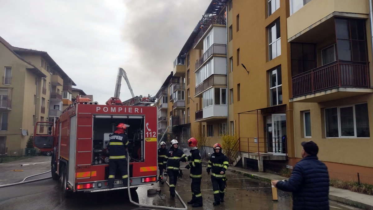 Pompieri clujeni recunosc că nu le-a funcționat autoscara la incendiul din Florești. Imagini din dronă cu blocul mistuit de flăcări VIDEO
