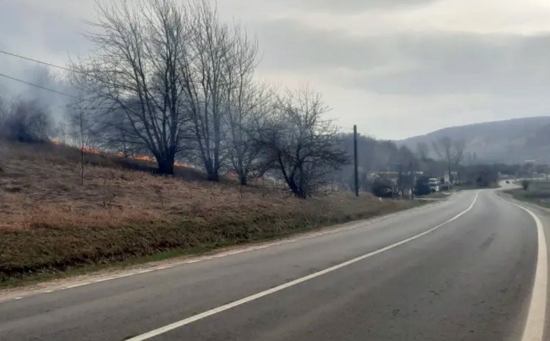 Aproape de o tragedie în județul Cluj. Un incendiu de vegetație a izbucnit aproape de o benzinărie