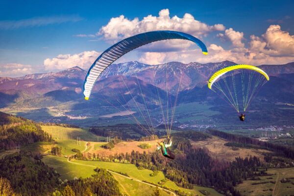 Accident cu parapanta lângă Dej. Elicopterul SMURD a fost trimis la fața locului