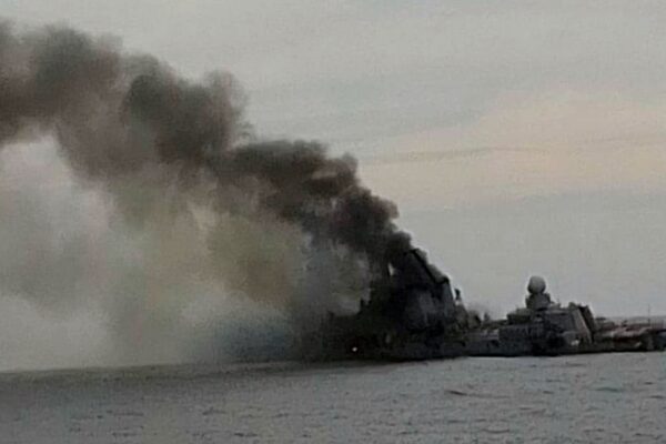 Nava amiral a Rusiei a fost lovită de rachete. Imagini cu imensul vapor avariat au fost publicate de salvatorii ruși