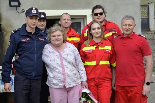Gest de omenie al pompierilor clujeni. Au vizitat o femeie salvată în urmă cu un an după o explozie în localitatea Popești