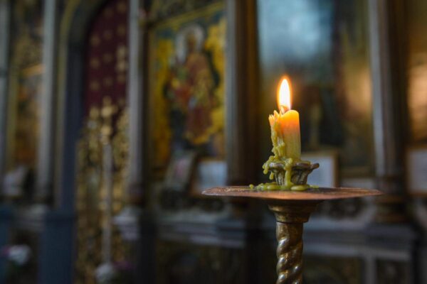 Sfânta Lumină de la Ierusalim va ajunge astăzi în România