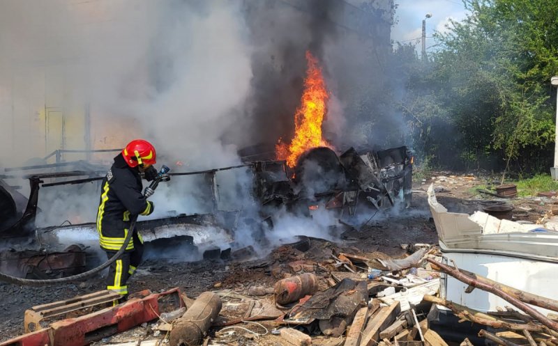 INCENDIU în Câmpia Turzii la o hală și un autobuz dezafectat