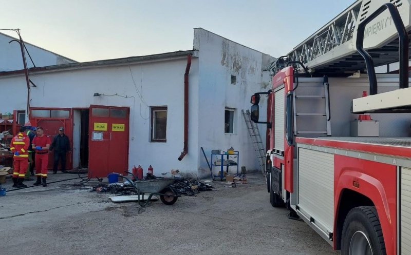 Un depozit din Bonțida a luat foc. Pompierii s-au luptat cu flăcările și au reușit să oprească extinderea