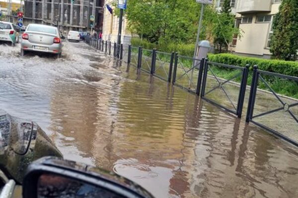 Clujul s-a transformat într-o mică Veneție. Zona centrală a fost inundată spre enervarea maximă a primarului Boc