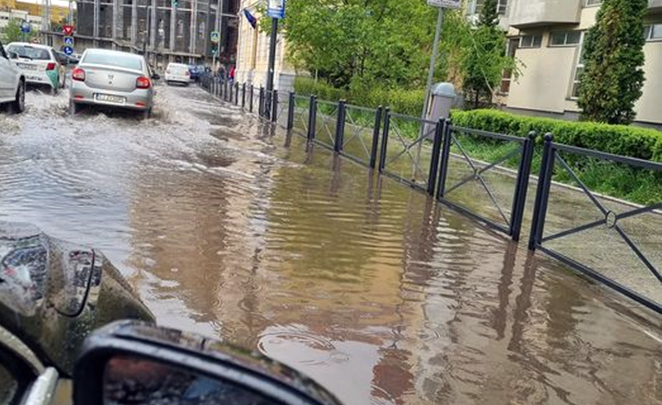 Clujul s-a transformat într-o mică Veneție. Zona centrală a fost inundată spre enervarea maximă a primarului Boc