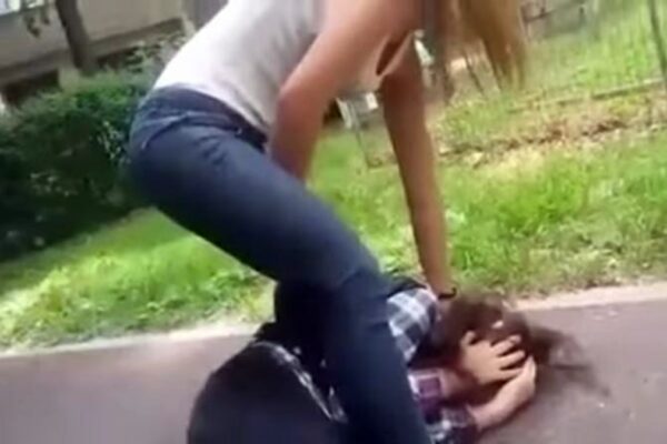 Fata de 16 ani din Cluj Napoca reținută de polițiști pentru 24 de ore. Alți doi tineri au ajuns în arest pentru o bătaie în parc