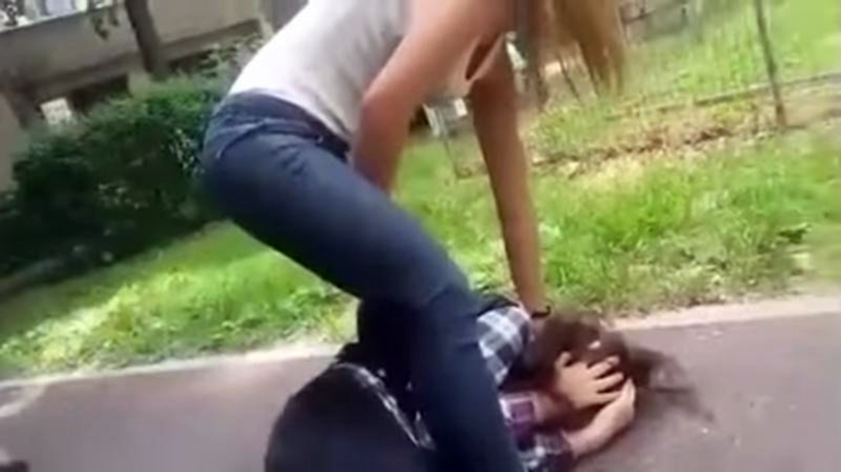 Fata de 16 ani din Cluj Napoca reținută de polițiști pentru 24 de ore. Alți doi tineri au ajuns în arest pentru o bătaie în parc
