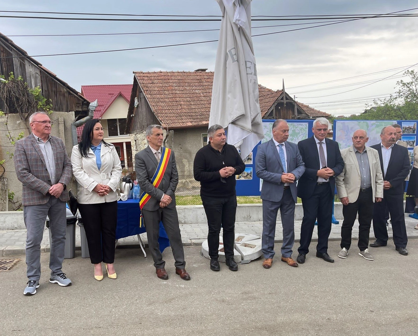 Alin Tișe a participat la inaugurarea unui robinet cu apă la Dej. A fost prezentă și prefecta de Cluj. Nici nu se putea altfel VIDEO