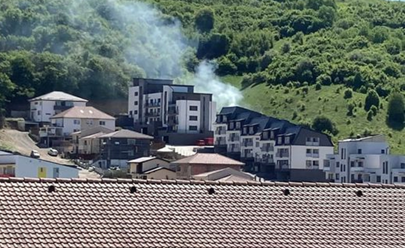 Pompierii clujeni acuzați că pun întrebări prostești celor care sună la 112 să anunțe un incendiu. S-a întâmplat din nou în Florești