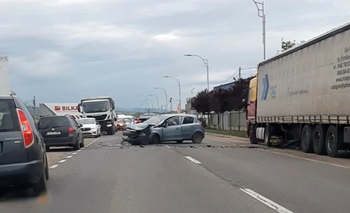 Accident la Sânnicoară. A intrat frontal într-un autotren parcat