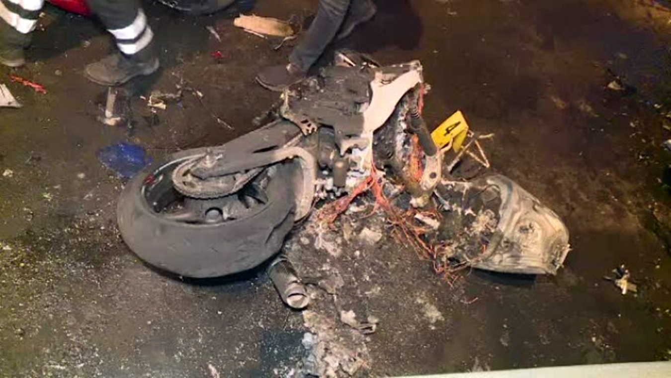 Un motociclist care circula cu viteză a căzut într-o râpă. S-a întâmplat în satul lui Emil Boc
