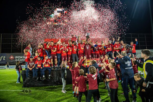 CFR Cluj, campioana României pentru a cincea oară consecutiv. Fanii au declanșat fiesta vișinie pe teren