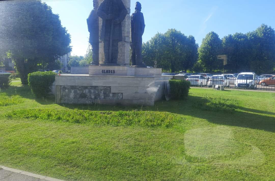 NEPĂSARE. Monumentul lui Horea, Cloșca și Crișan se dezintegrează – FOTO
