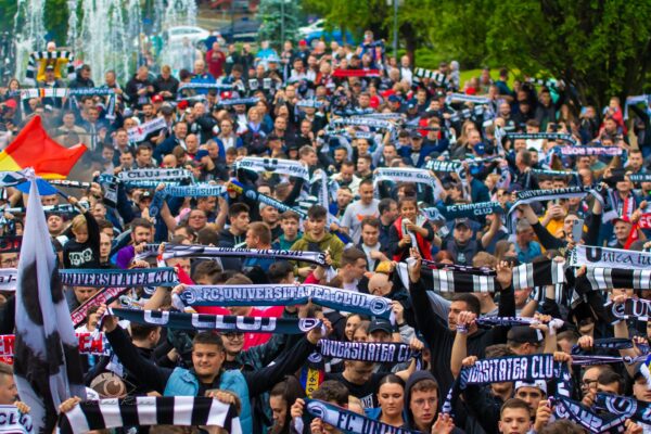 Fanii lui „U” Cluj au sărbătorit promovarea în Liga 1 alături de echipă, în Piața Avram Iancu – VIDEO