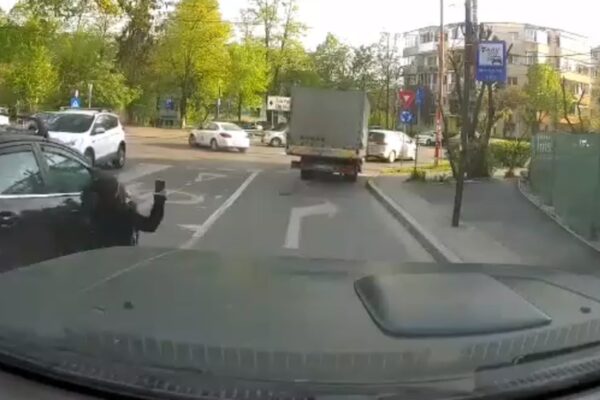 Accident pe trecerea pentru pietoni. A traversat cu telefonul în mână uitându-se în direcția opusă