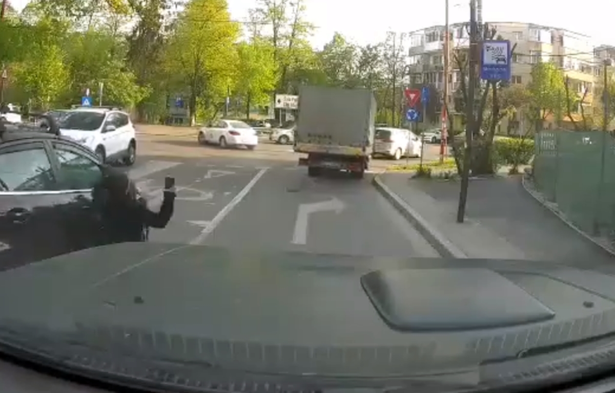 Accident pe trecerea pentru pietoni. A traversat cu telefonul în mână uitându-se în direcția opusă
