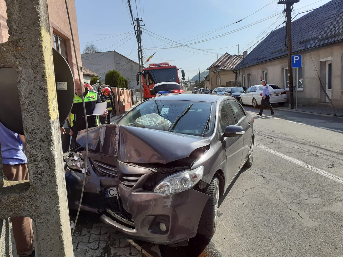ACCIDENT în Dej. O femeie a intrat într-un stâlp și a fost transportată la spital pentru îngrijiri