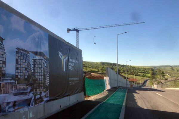 Probleme mari pentru cartierul Elenei Udrea. De mai bine de două săptămâni bate vântul pe șantier