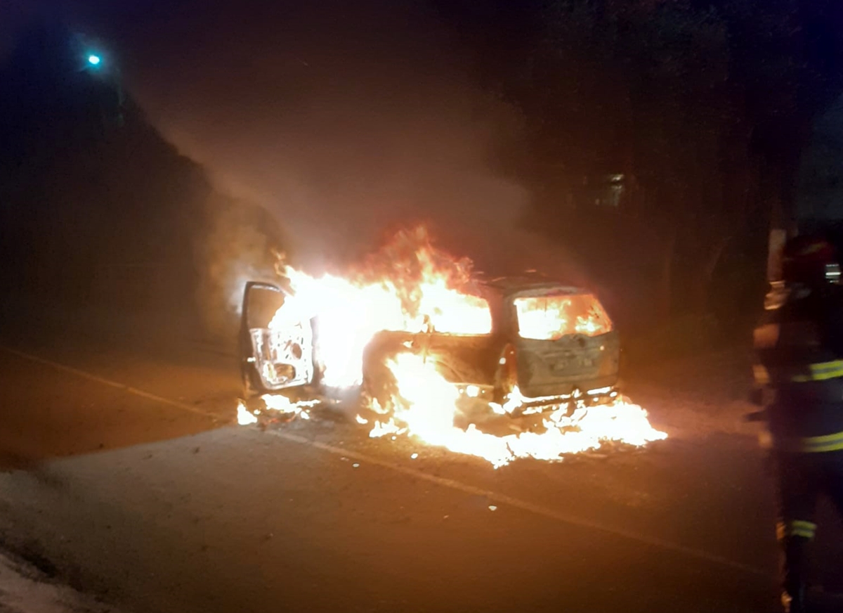 Un autoturism s-a făcut scrum lângă Huedin! Au fost doar pagube materiale