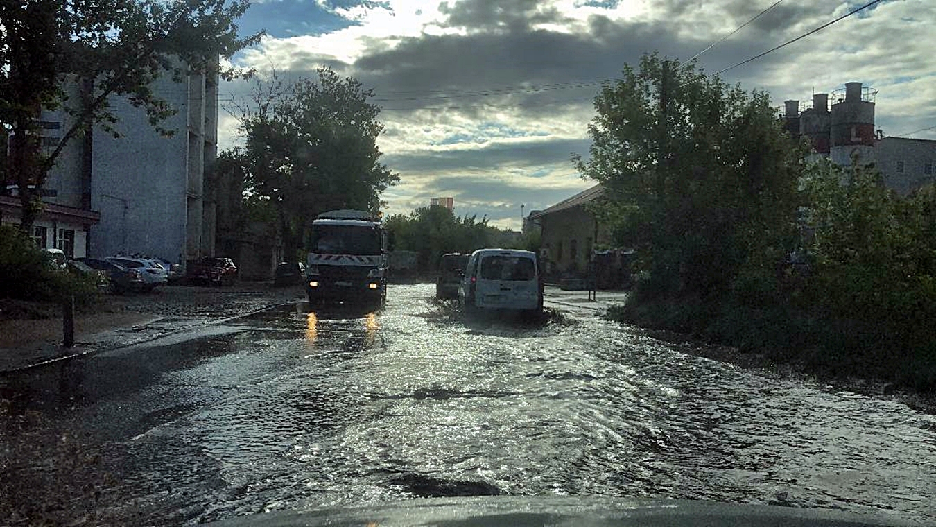 Laguna de pe Calea Someșeni. Mii de clujeni care circulă prin zonă îi doresc de bine lui Emil Boc