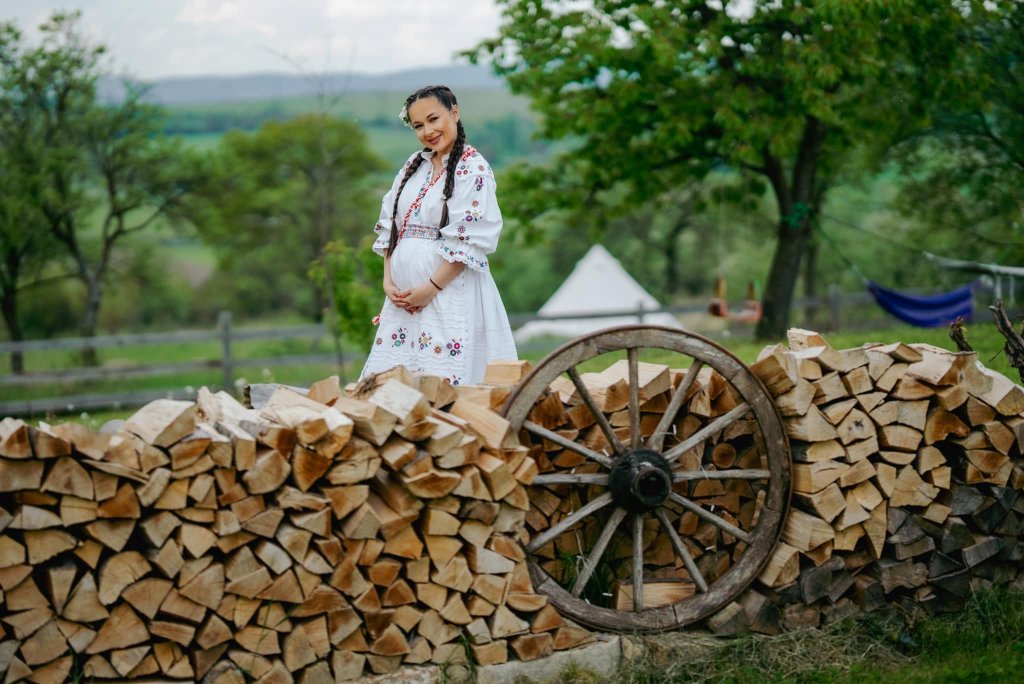 Vlăduța Lupău, diva folclorului românesc, ședință foto inedită în postura de gravidă