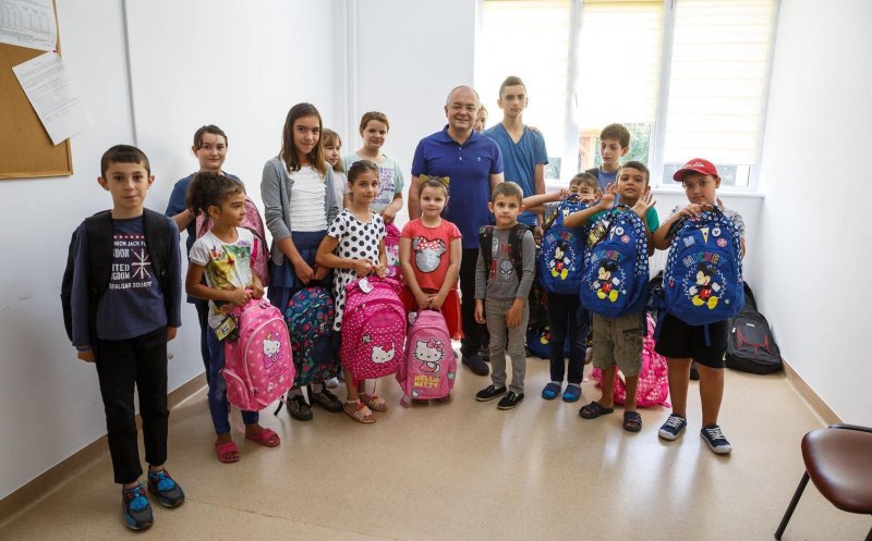 450 de copii din familii defavorizate din Cluj vor primi ghiozdane și rechizite