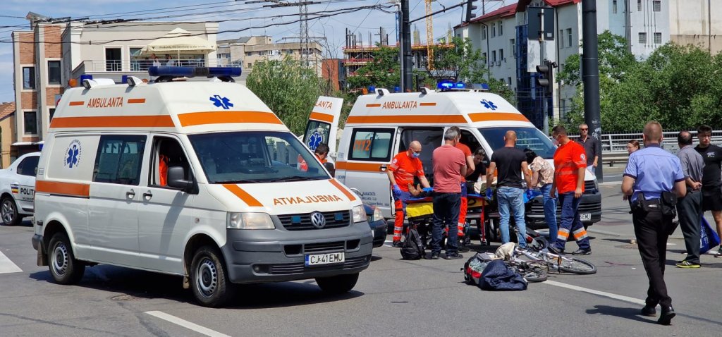 Un biciclist a ajuns la spital după ce a fost lovit de o mașină pe podul Traian. A traversat strada pe roșu