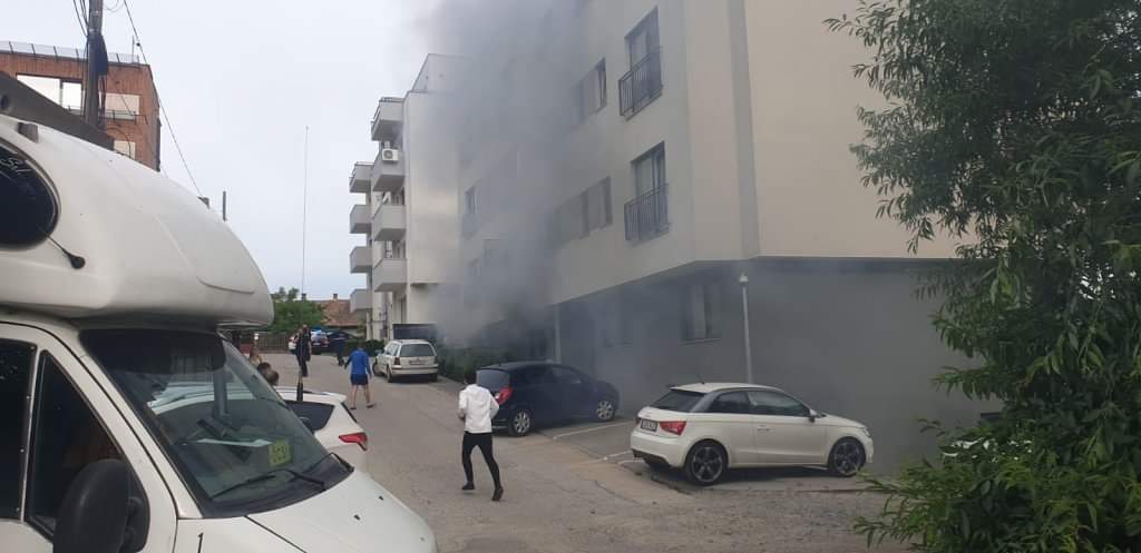 INCENDIU la un apartament din Cluj-Napoca. Trei adulți și doi copii au ajuns la spital