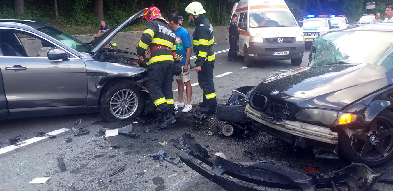 Tinerii fac ravagii pe șosele. Circulă de parcă ar fi singuri pe drumuri. Accident grav la Poieni cu patru mașini implicate