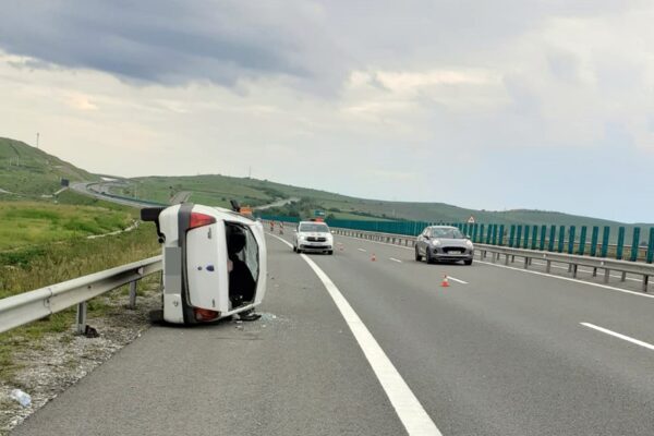 Accident pe Autostrada A10, la Turda. Șoferul are 90 de ani și s-a răsturnat cu mașina