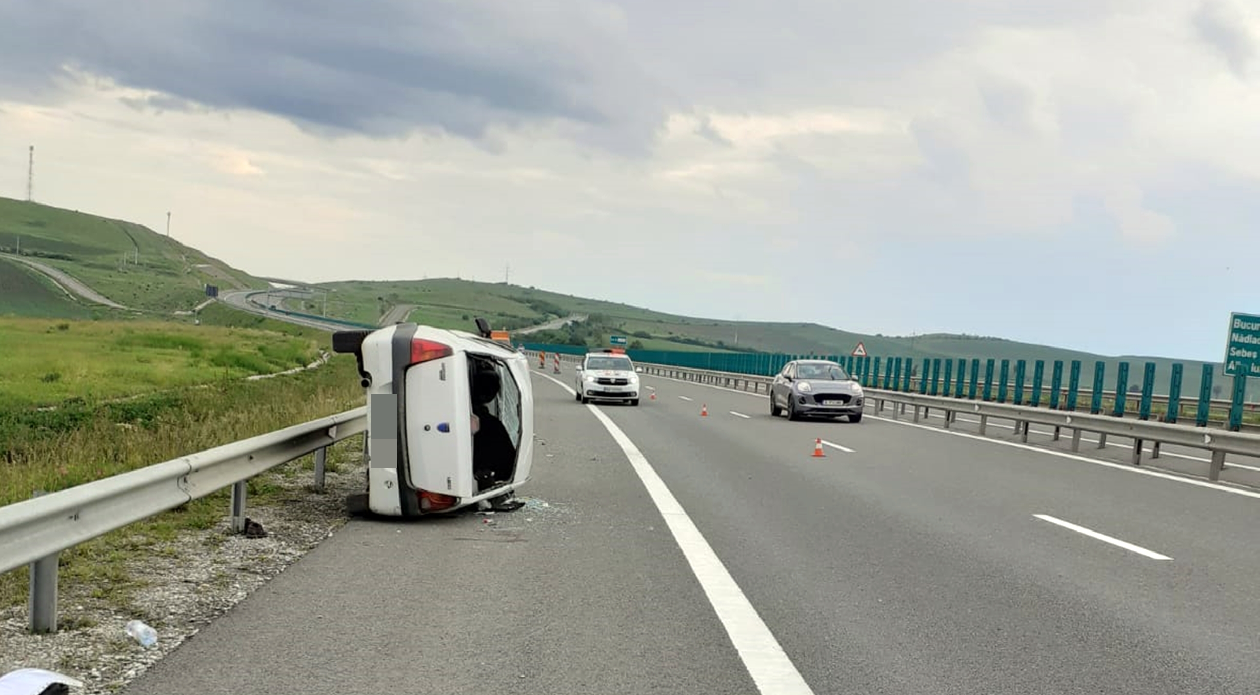 Accident pe Autostrada A10, la Turda. Șoferul are 90 de ani și s-a răsturnat cu mașina