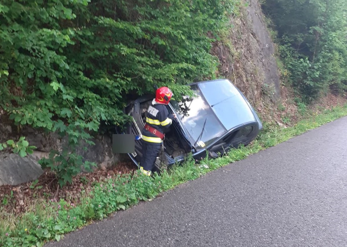 ACCIDENT la ieșire din localitatea Someșul Cald. Doi pensionari au ajuns la spital