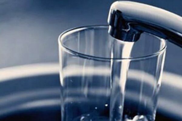 Probleme grave cu calitatea apei într-o localitate din Cluj. Locuitorii sunt îndemnați să nu bea