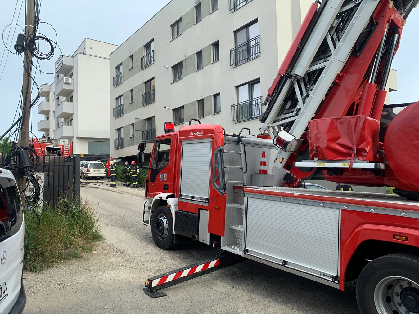 Și-a dat foc la apartament. Polițiștii clujeni au fost obligați să îl imobilizeze pe piroman
