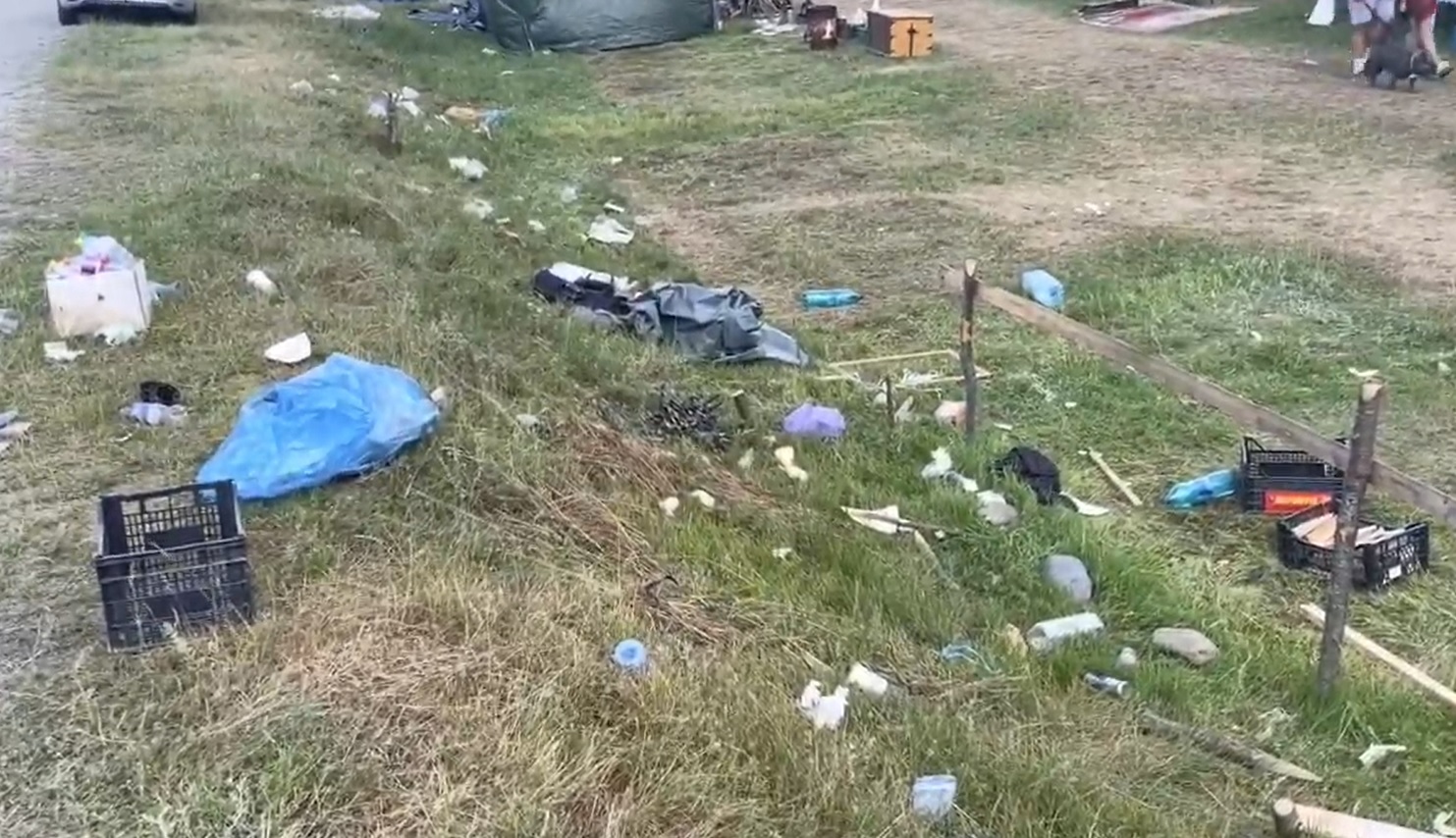 Poftim, civilizație! Vânzătorii care au participat Târgul de la Negreni au lăsat un dezastru ecologic în urma lor