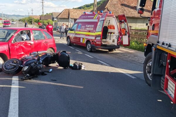 Accident cu un motocilist pe strada Câmpului din Cluj Napoca. Victima este transportată la spital