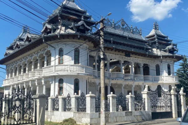 Un palat țigănesc din Turda, scos la vânzare de ANAF. La ce sumă se ridică prețul de pornire