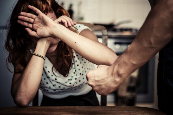 Victimele violenței domestice ar putea beneficia de locuințe sociale sau de necesitate