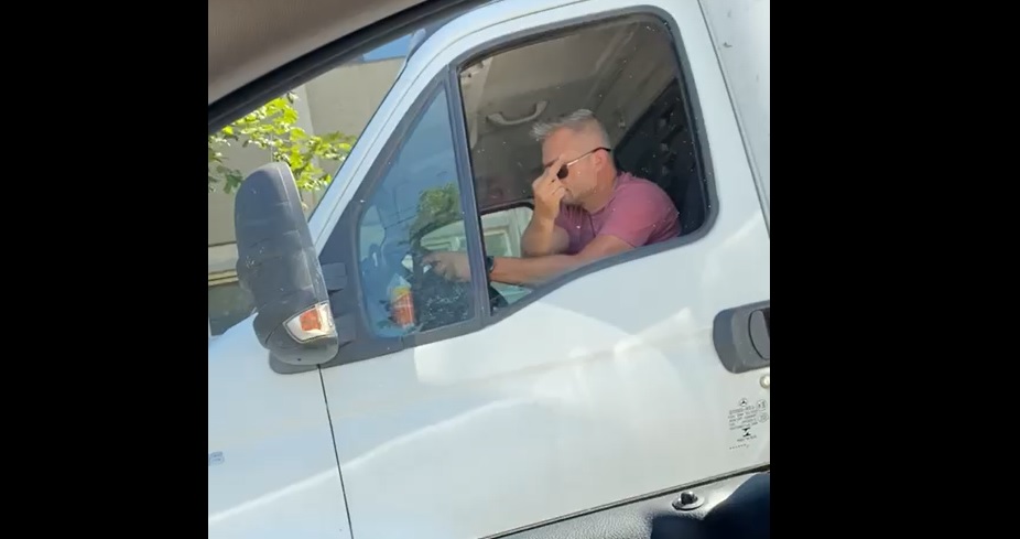 Poftim, cultură à la Cluj! Un șofer de camion surprins în timp ce arăta semne obscene în trafic! VIDEO